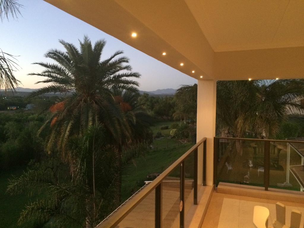Hôtel Oewerpalms View à Oudtshoorn Extérieur photo