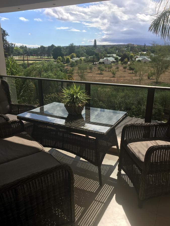Hôtel Oewerpalms View à Oudtshoorn Extérieur photo